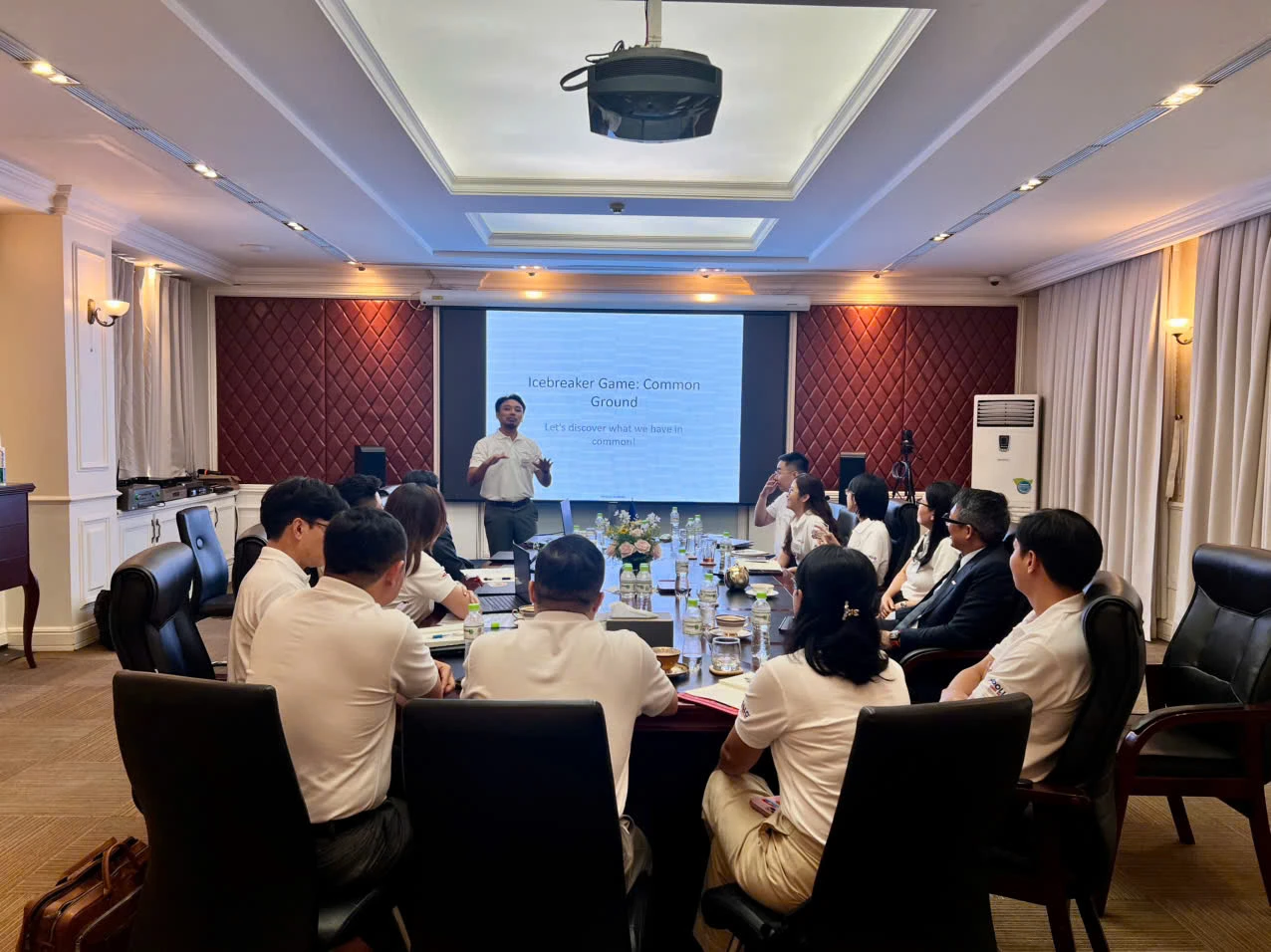 https://static.quochuyanhcorp.vn/22159/2025/Stepping into the future/z6833147245462_618bd35b9fbcbf871e221d7450c70aad.jpg